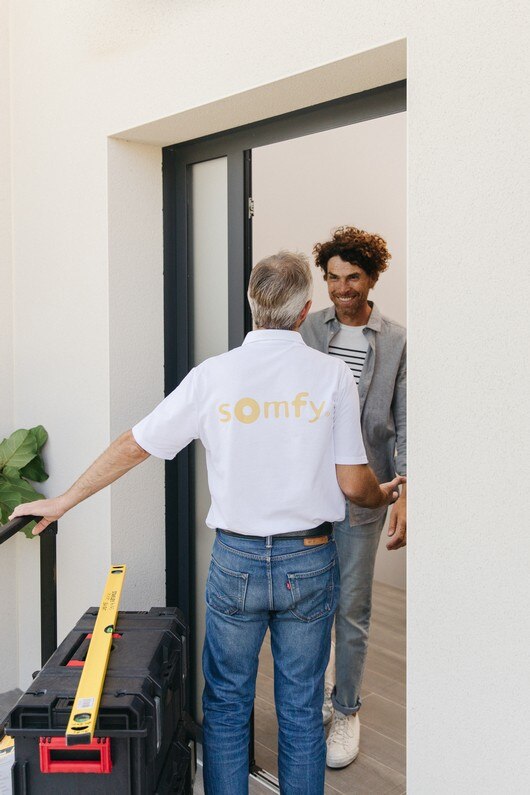 somfy-installer-in-front-of-home-clients