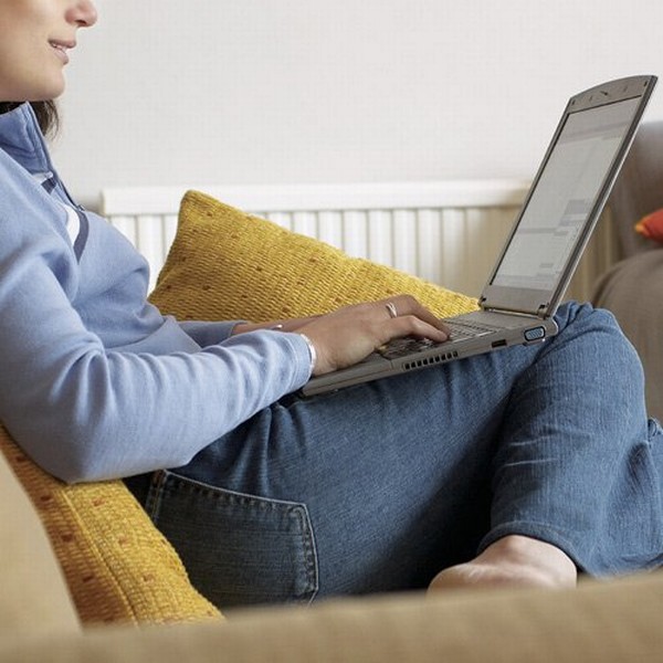 somfy-woman-surfing-online-internet-laptop