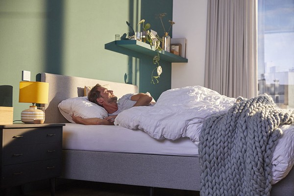 somfy-smart-home-bedroom-man-wake-up